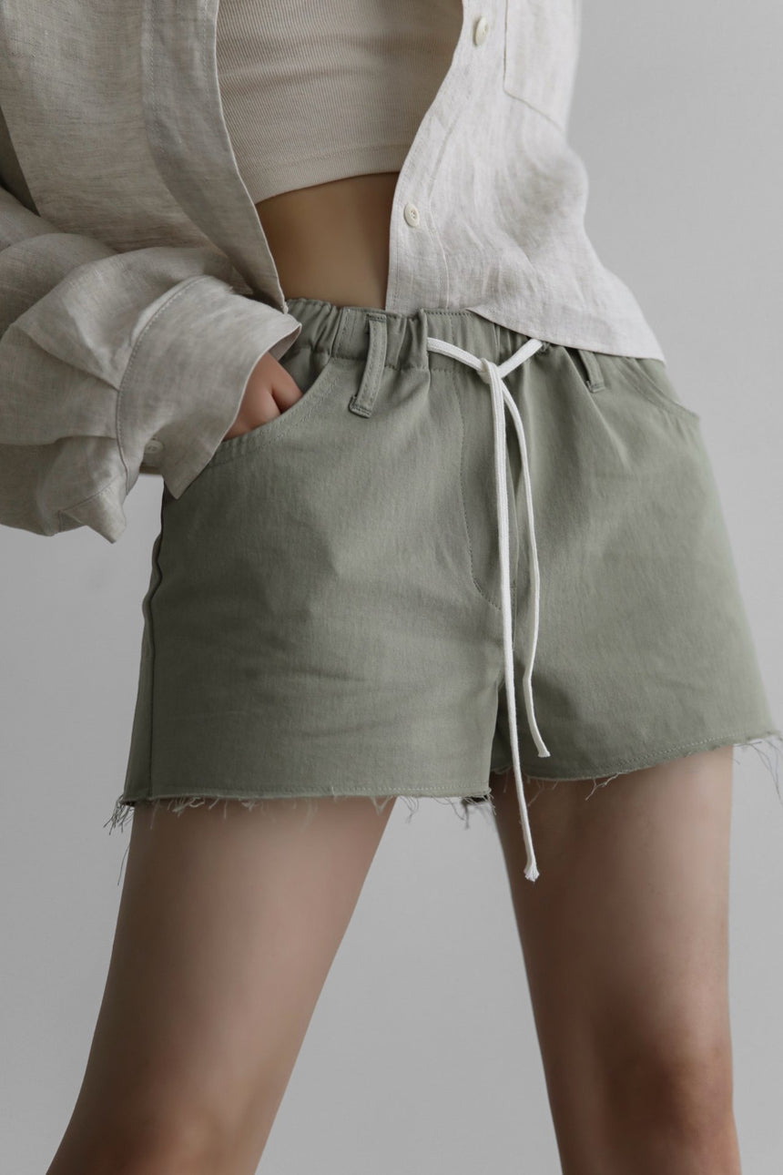 Raw Cut Detail Cotton Denim Shorts (PAPERMOON)